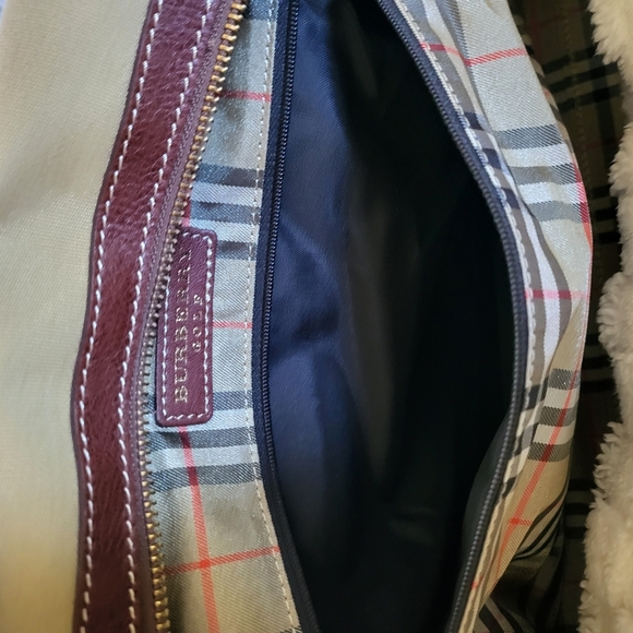 Burberry Tan and Brown Duffel Bag with Timeless Elegance - Picture 10 of 11